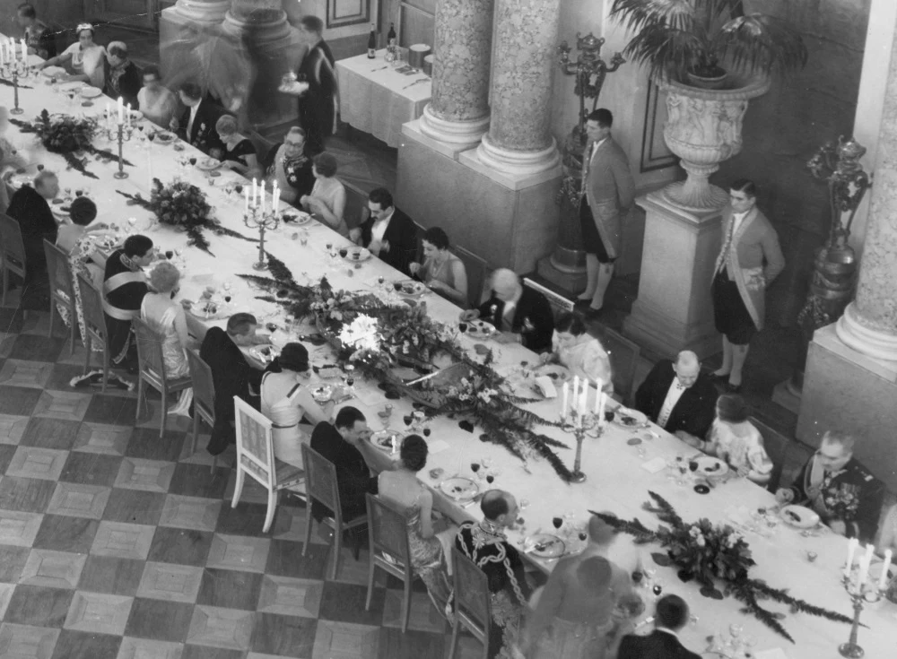 Prezydent Mościcki ze swoimi gośćmi podczas posiłku na Zamku Królewskim (domena publiczna)