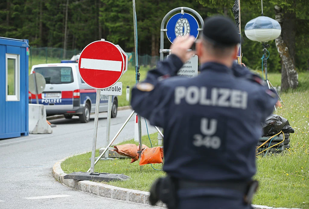 Policja strzeże dostępu do obrad, a zwykli obywatele nie wiedzą, co dzieje się na zamkniętych spotkaniach