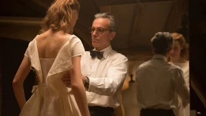 Daniel Day-Lewis w scenie z filmu "Nić widmo"