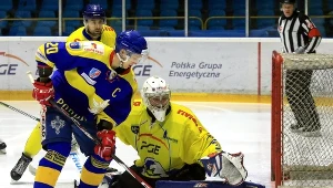 Bramkarz PGE Orlika Opole Janis Auzins (P) i Marcin Kolusz (L) z TatrySki Podhala Nowy Targ