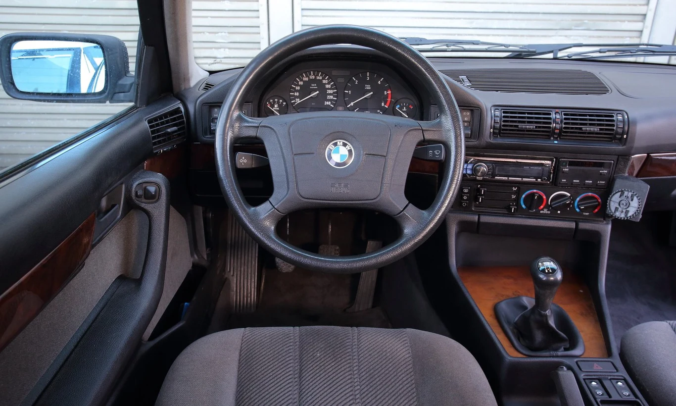 Mimo sporego wieku wnętrze BMW wygląda wciąż atrakcyjnie. Według licznika samochód ma 360 000 km przebiegu, ale nie można wykluczyć, że ktoś tu coś manipulował...