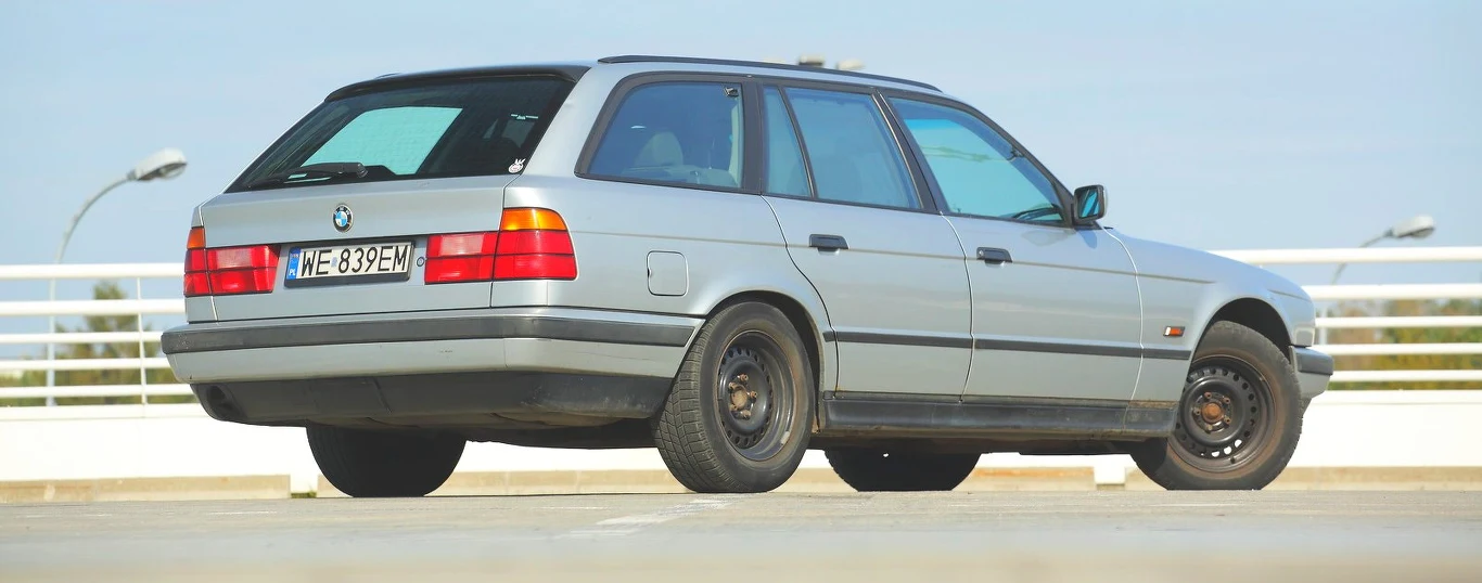 Touring to najdłużej wytwarzana odmiana serii 5 E34 – produkowano ją przez rok równolegle z sedanem nowej linii E39 (1995-2003). Była znacznie mniej popularna niż wersja 4-drzwiowa.