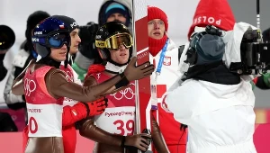 "Masz medal Stefan!" - tak koledzy gratulowali Huli po drugim skoku. Sędziowie odpowiedzialni za przeliczniki wiatru byli innego zdania.