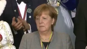 Tak się bawi Angela Merkel