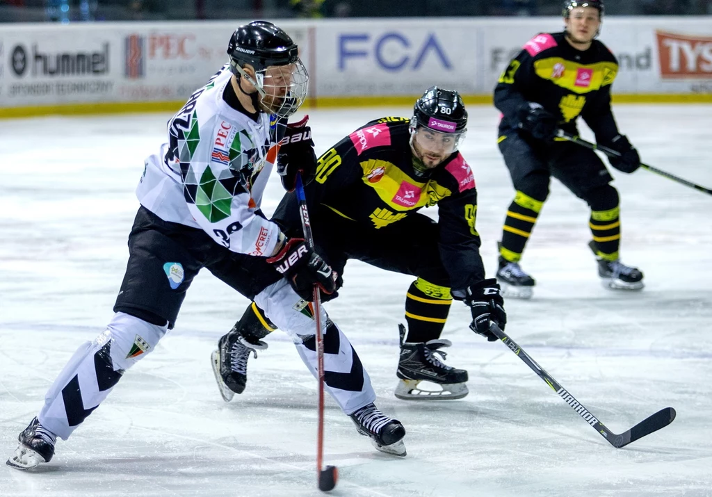 Zawodnik GKS Tychy Michael Kolarz (L) i Marek Strzyżowski (C) z Tauron KH GKS Katowice