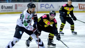 Zawodnik GKS Tychy Michael Kolarz (L) i Marek Strzyżowski (C) z Tauron KH GKS Katowice