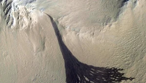 Ciemny marsjański żleb okiem instrumentu HiRISE sondy MRO