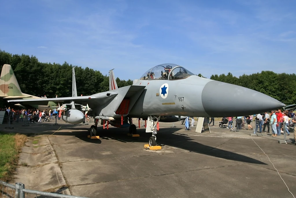 F-15D o numerze bocznym 957 i nazwie własnej "Markia Shchakim" nadal pozostaje w czynnej służbie