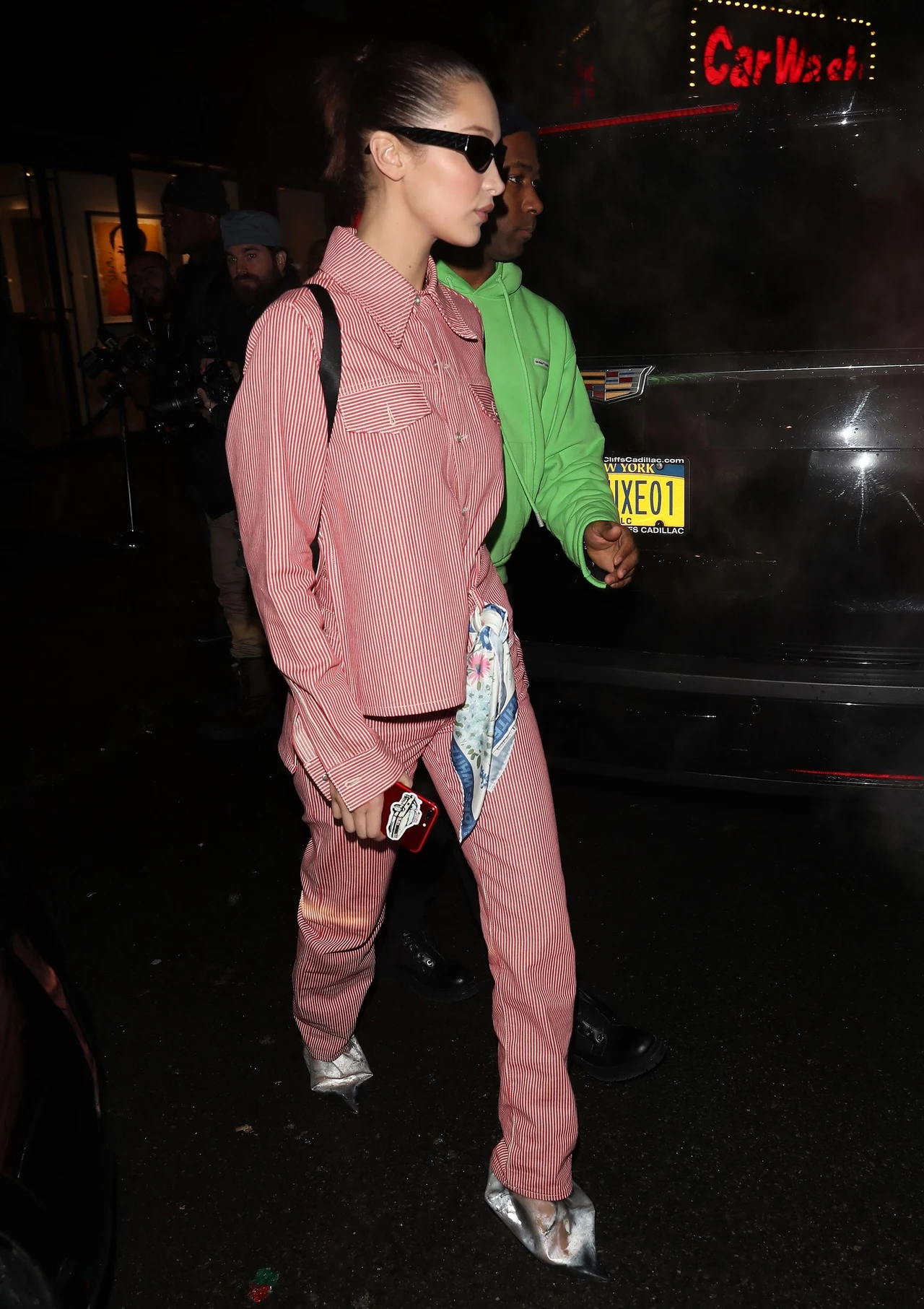 Bella Hadid w plastikowych butach Bella Hadid w plastikowych butach