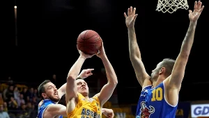 Koszykarz Asseco Gdynia Marcel Ponitka (C) oraz Jure Skific (P) i Michał Chyliński (L) z BM Slamu Stali Ostrów Wlkp. 