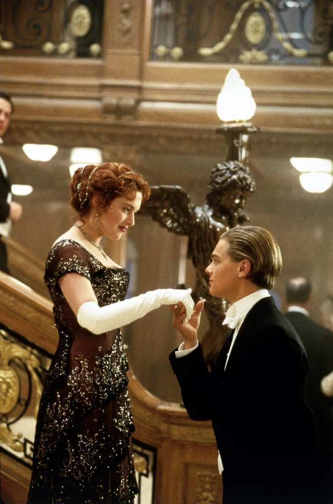 Kate Winslet i Leonardo Di Caprio w słynnej scenie z "Titanica" Jamesa Camerona