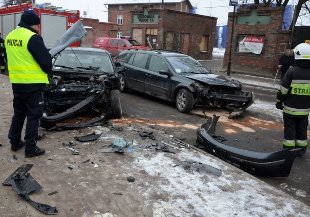 Samochody zostały poważnie uszkodzone, dwie osoby trafiły do szpitala