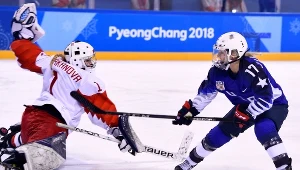 Jocelyne Lamoureux-Davidson (z prawej) strzela na bramkę Rosjanek