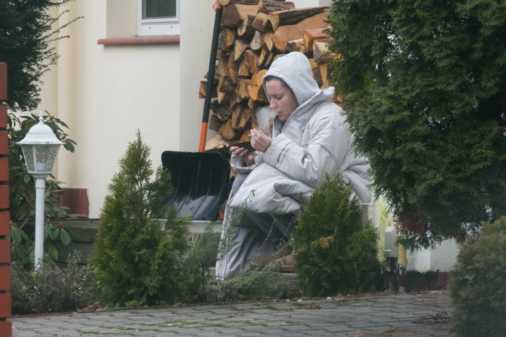 Dorota Szelągowska pali przed domem
