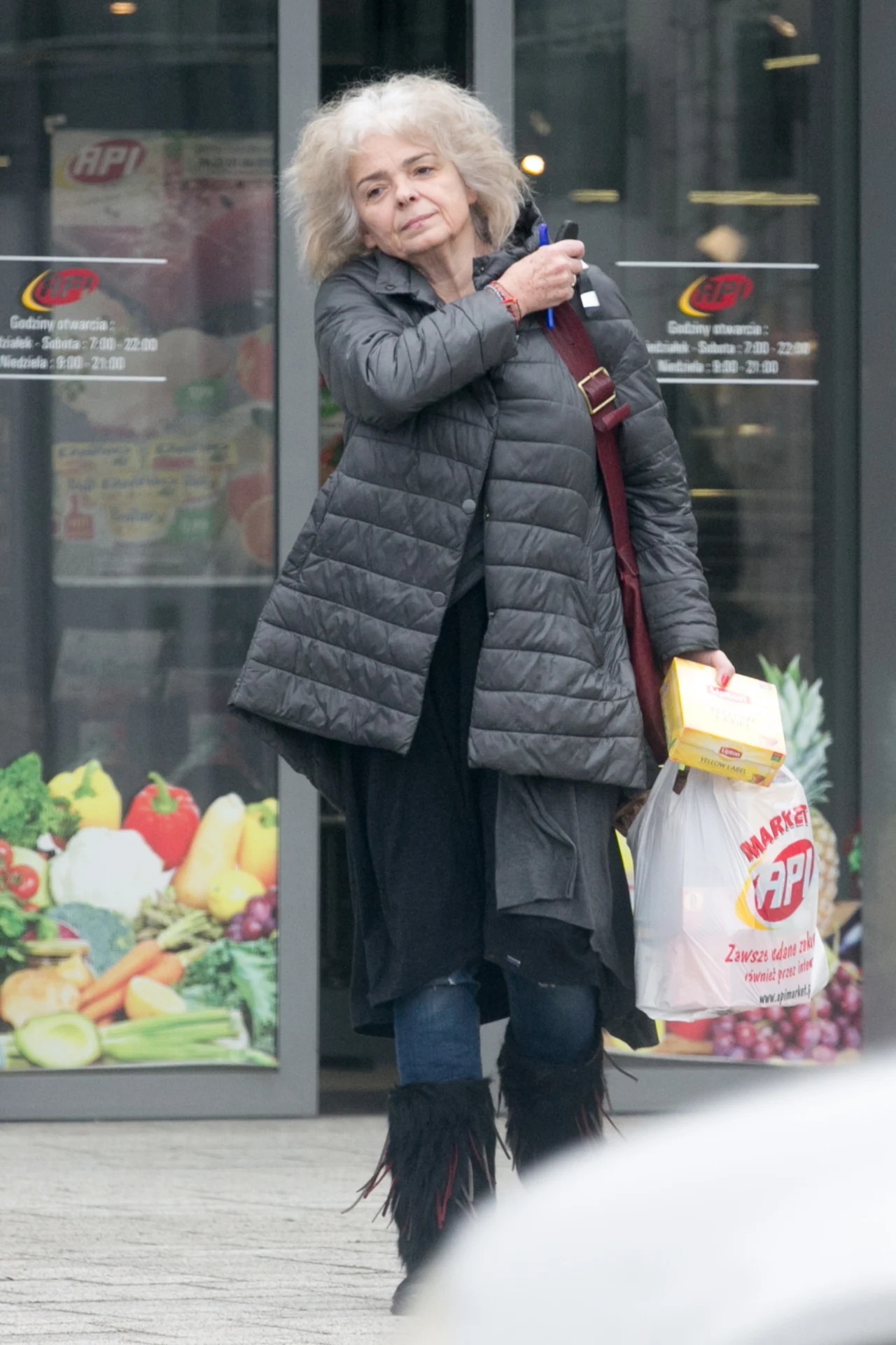 Katarzyna Grochola z zakupami pojechała prosto do córki Katarzyna Grochola z zakupami pojechała prosto do córki