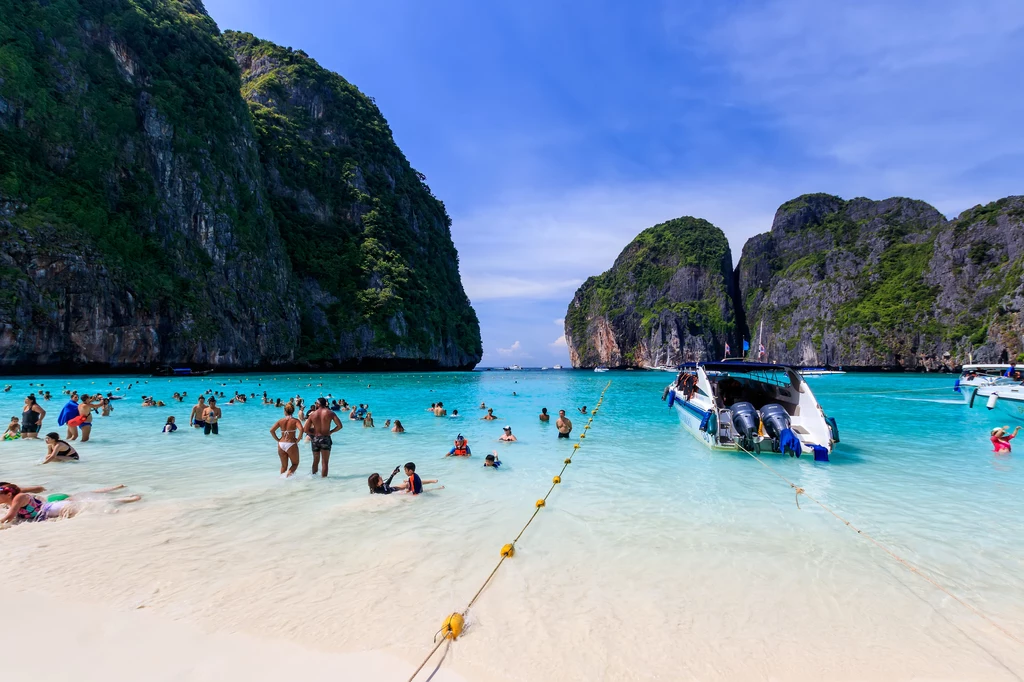 Maya Bay od lat przeżywa oblężenie turystów. Cierpi na tym rafa koralowa 