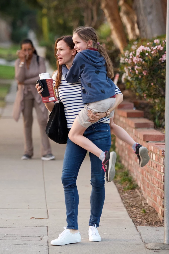 Jennifer Garner z córką na spacerze