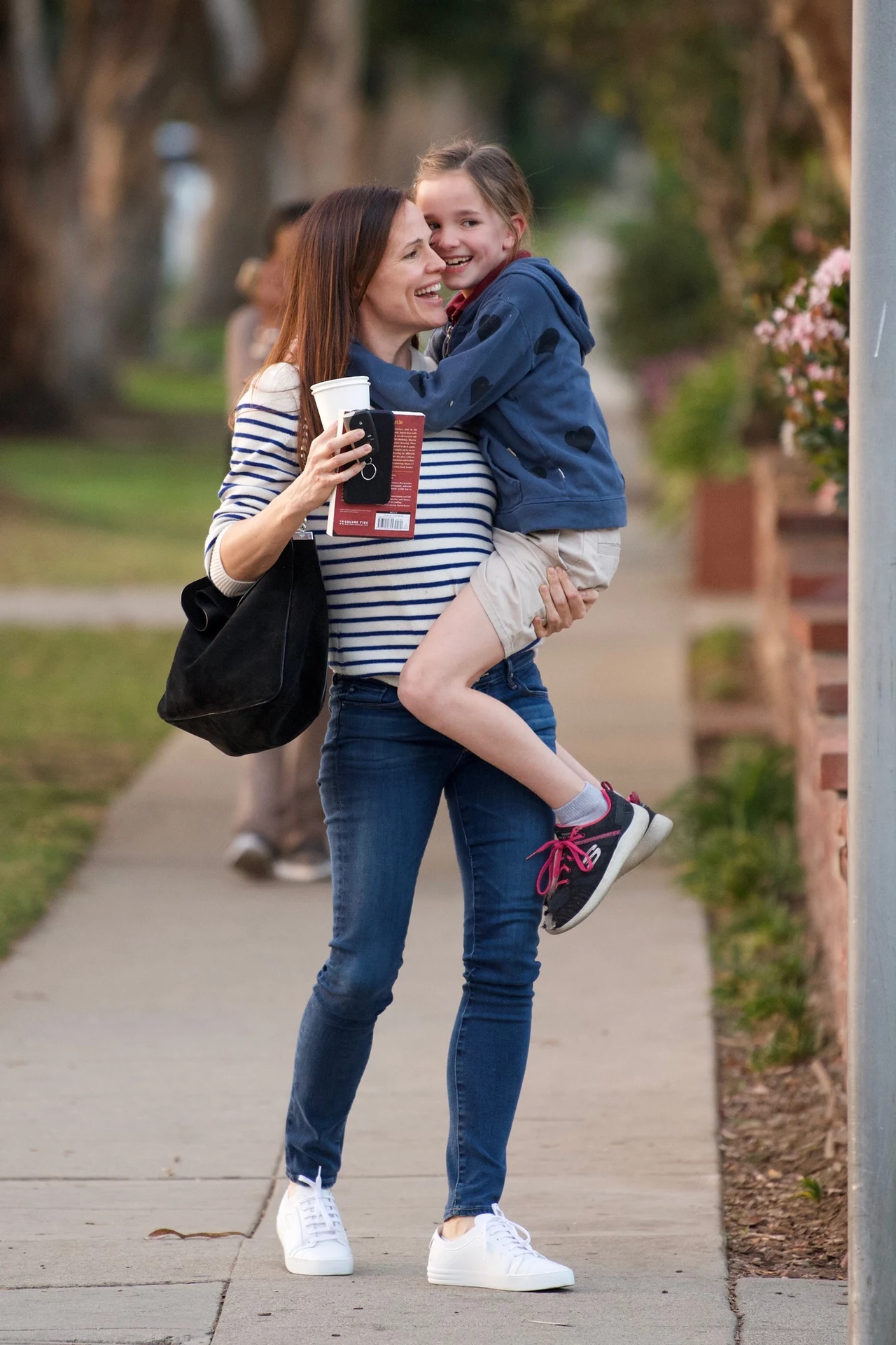 Jennifer Garner na spacerze z córką Jennifer Garner na spacerze z córką