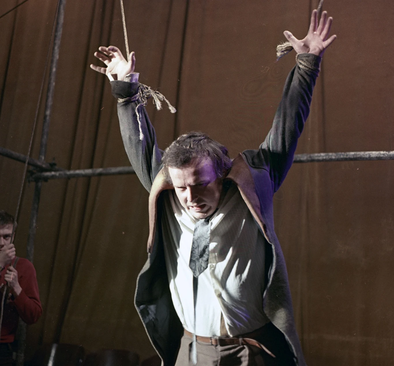 14 lutego 2018 roku zmarł Antoni Krauze, jeden z najwybitniejszych polskich reżyserów i scenarzystów. Miał 78 lat. Do historii przejdzie jako twórca głośnego "Smoleńska", ale miał na koncie także inne ważne filmy.
Już jeden z jego pierwszych filmów - "Palec Boży" (1972) przyniósł mu Srebrnego Lamparta na festiwalu w Locarno. Głównym bohaterem produkcji był chłopak z prowincji, grany przez Mariana Opanię Tadeusz Kasprzak, który z uporem stara się o przyjęcie go na studia aktorskie. Między jednym "oblanym" egzaminem, a drugim poznaje życie.