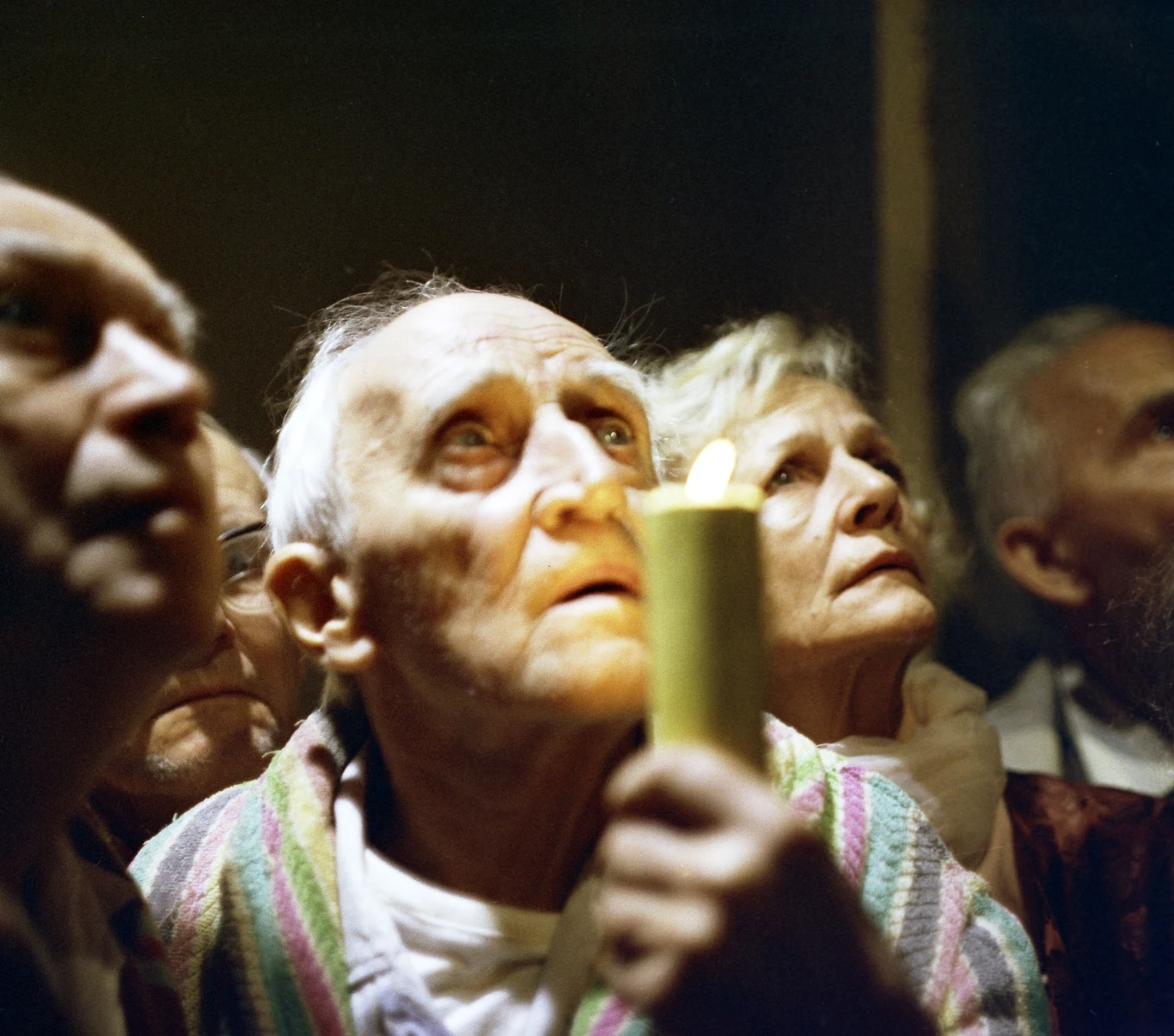 Akcja "Prognozy pogody" (1982) toczyła się jesienią 1981 roku. Zgromadzone przed telewizorem grono pensjonariuszy domu starców z przerażeniem wysłuchuje katastroficznej prognozy na temat nadchodzącej ciężkiej zimy, której w obliczu aktualnej sytuacji gospodarczej ludzie starsi mogą nie przetrwać...