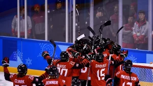Hokeistki Kanady cieszą się po wygranej z USA