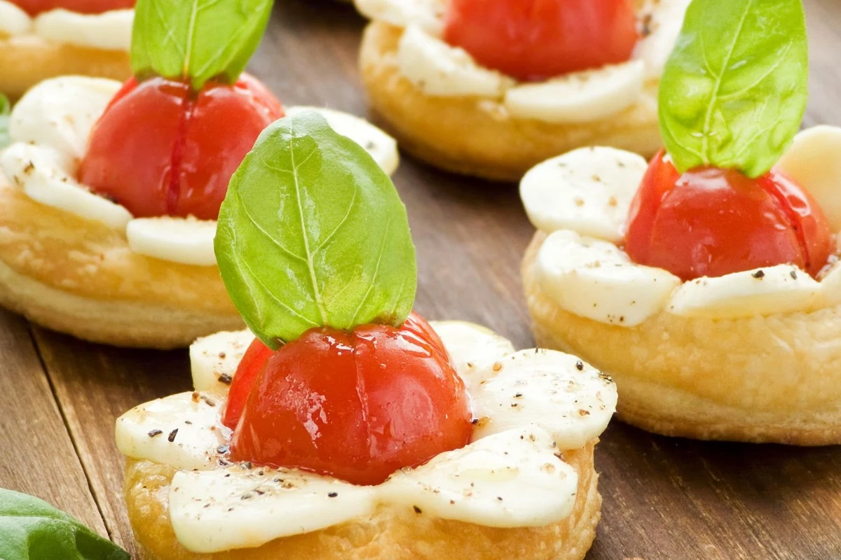 Minitarty z pomidorkami i mozzarellą Minitarty z pomidorkami i mozzarellą