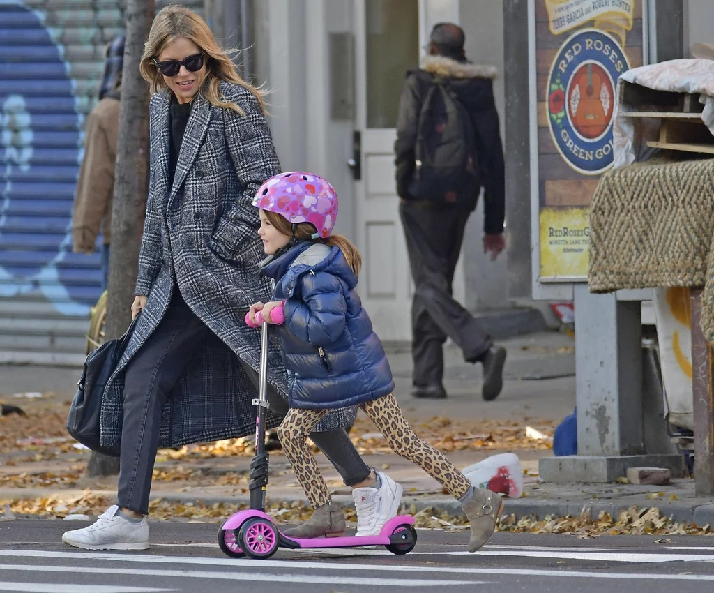 Klasyka nie musi oznaczać zachowawczości i braku fantazji w ubiorze. Sienna Miller lubi takie połączenia