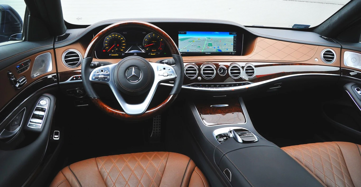 Przy okazji liftingu w świetnie wykończonym wnętrzu pojawiła się nowa kierownica. Ergonomia jest bardzo dobra, łatwość obsługi wyświetlaczy – nie do końca.