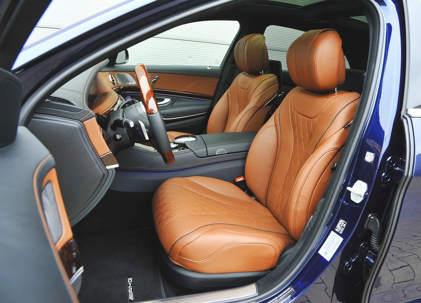 Fantastyczne fotele są wielkie i wygodne. Siedzisko wydłuża się w całości (a nie wysuwa tylko przednią część). W zakrętach boczki foteli dopompowują się, by lepiej podtrzymać ciała podróżnych.