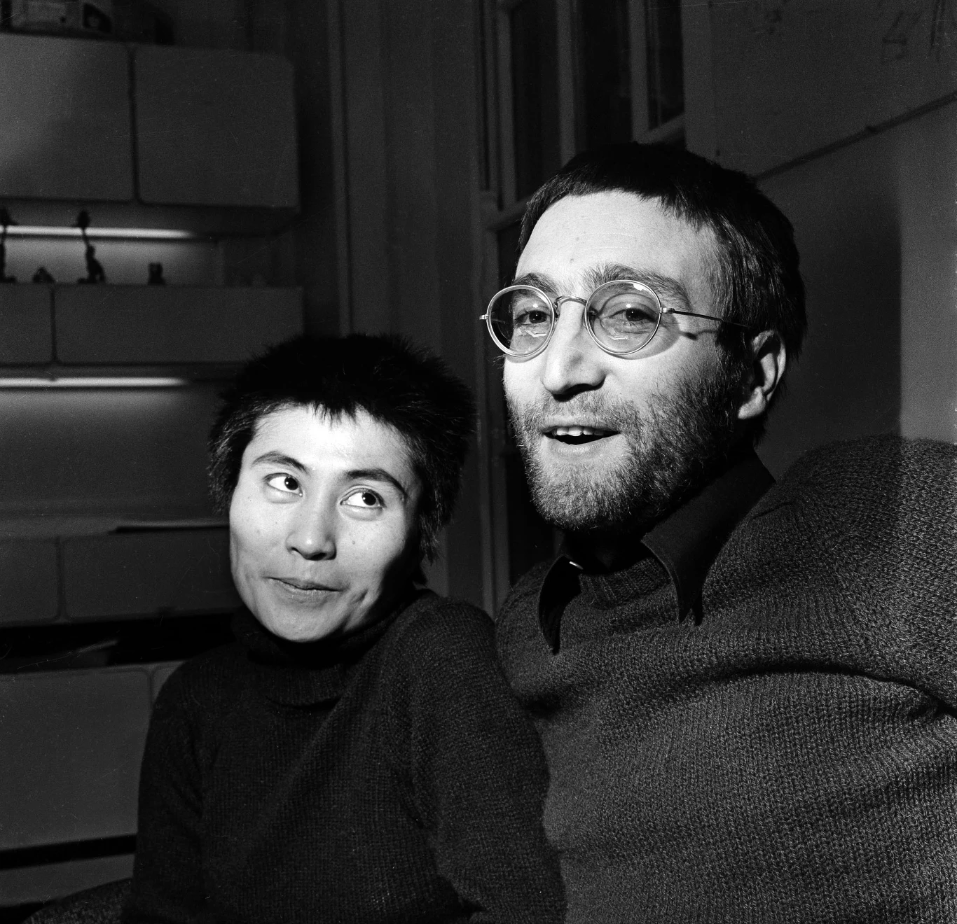 Ono i Lennon współpracowali na wielu albumach - po raz pierwszy w 1968 r., gdy nagrali eksperymentalny krążek "Two Virgins". W 1969 r. ukazała się pierwsza płyta Plastic Ono Band - koncertowa "Live Peace in Toronto", z gościnnym udziałem gitarzysty Erica Claptona. W 1970 r. ukazała się krążek "Yoko Ono/Plastic Ono Band", na której gościnnie zagrali m.in. Lennon i były perkusista The Beatles, Ringo Starr, a także saksofonista free-jazzowy Ornette Coleman. Ono i Lennon współpracowali na wielu albumach - po raz pierwszy w 1968 r., gdy nagrali eksperymentalny krążek "Two Virgins". W 1969 r. ukazała się pierwsza płyta Plastic Ono Band - koncertowa "Live Peace in Toronto", z gościnnym udziałem gitarzysty Erica Claptona. W 1970 r. ukazała się krążek "Yoko Ono/Plastic Ono Band", na której gościnnie zagrali m.in. Lennon i były perkusista The Beatles, Ringo Starr, a także saksofonista free-jazzowy Ornette Coleman.