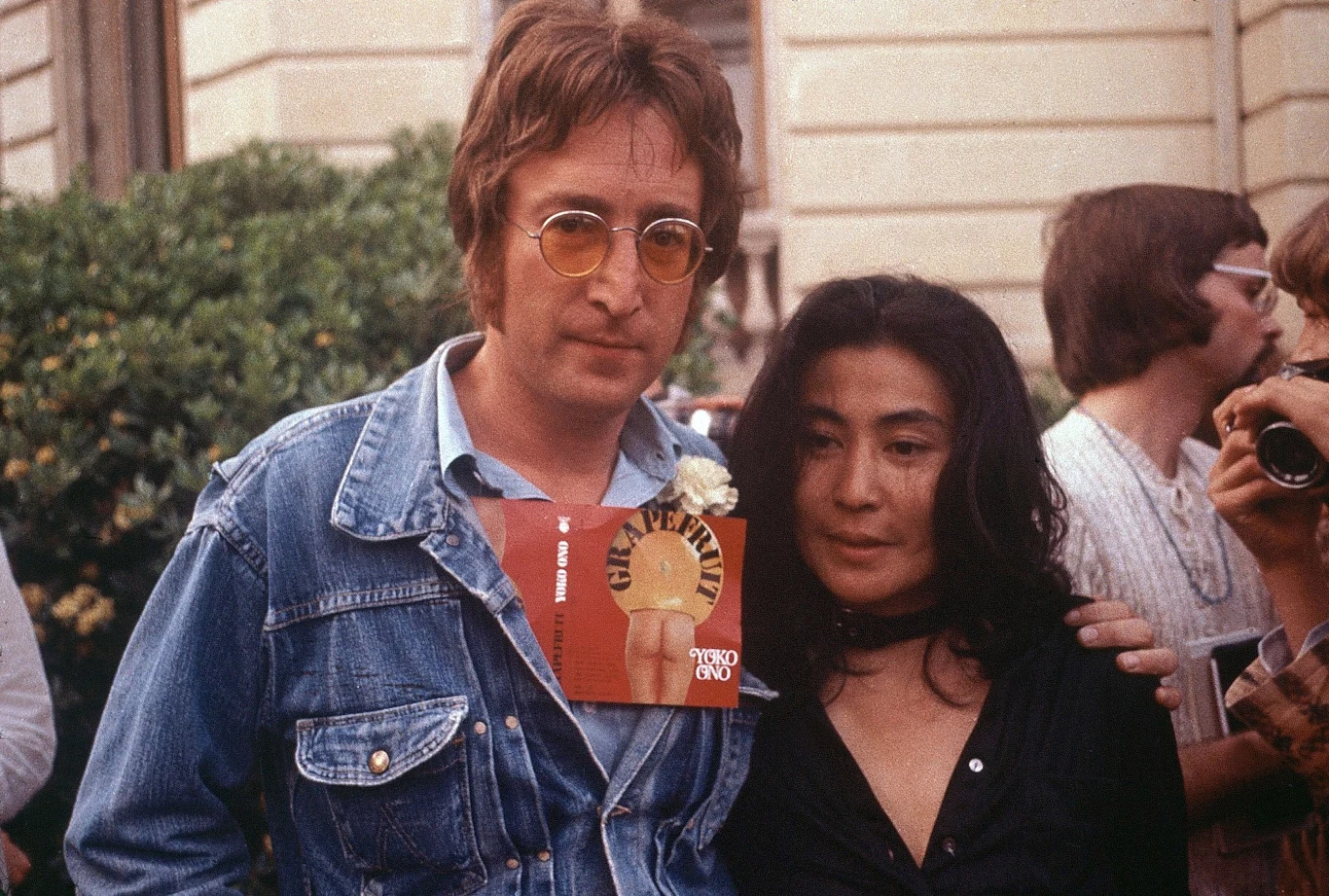 Po rozwiązaniu The Beatles w 1970 r., wielu fanów "fantastycznej czwórki" właśnie w żonie Johna Lennona widzieli winowajczynię rozpadu - twierdzili, że artystka przeciągnęła męża na stronę przeintelektualizowanej awangardy i nastawiła wrogo przeciw kolegom z zespołu. Po rozwiązaniu The Beatles w 1970 r., wielu fanów "fantastycznej czwórki" właśnie w żonie Johna Lennona widzieli winowajczynię rozpadu - twierdzili, że artystka przeciągnęła męża na stronę przeintelektualizowanej awangardy i nastawiła wrogo przeciw kolegom z zespołu.