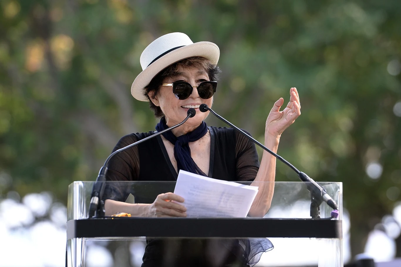Yoko Ono urodziła się 18 stycznia 1933 r. w Tokio w rodzinie bankiera. W dzieciństwie uczęszczała do najbardziej elitarnych szkół w Japonii, podróżowała także z rodziną do Stanów Zjednoczonych. Podczas wojny rodzina zmuszona była żebrać o pożywienie. Matka przyszłej artystki wyprzedawała rodzinny dobytek, byle tylko zdobyć pieniądze na życie. Ojciec przetrzymywany był wówczas w obozie pracy w Chinach. Yoko Ono urodziła się 18 stycznia 1933 r. w Tokio w rodzinie bankiera. W dzieciństwie uczęszczała do najbardziej elitarnych szkół w Japonii, podróżowała także z rodziną do Stanów Zjednoczonych. Podczas wojny rodzina zmuszona była żebrać o pożywienie. Matka przyszłej artystki wyprzedawała rodzinny dobytek, byle tylko zdobyć pieniądze na życie. Ojciec przetrzymywany był wówczas w obozie pracy w Chinach.