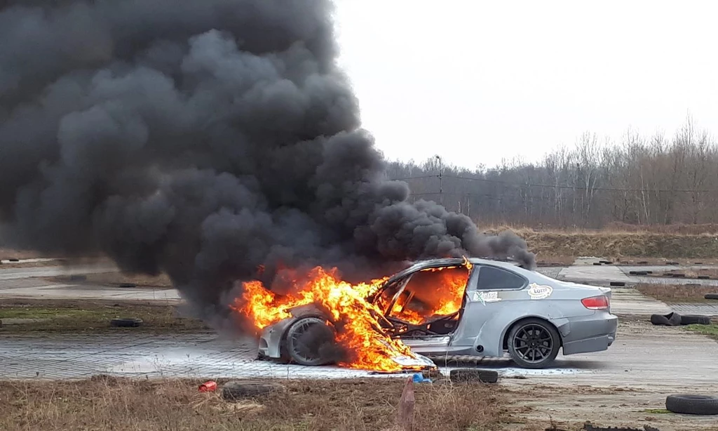 BMW M3 E92, przygotowane do driftu, nagle stanęło w płomieniach