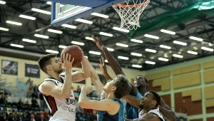 Koszykarz Polskiego Cukru Toruń Bartosz Diduszko (C) oraz oraz Darryl Reynolds (P) i Wojciech Czerlonko (L) z TBV Startu 