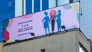 Billboard "Statystycznie 1 z 3 twoich znajomych miała aborcje" przy Alajach Jerozolimskich w ramach akcji "Nie jesteś sama"