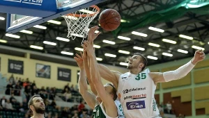 Koszykarze Stelmetu Enei BC Zielona Góra Nikola Markovic (L) i Przemysław Zamojski (P) oraz Łukasz Wilczek (C) z Legii 