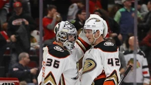 Bramkarz John Gibson (nr 36) był bardzo chwalony przez trenera Anaheim