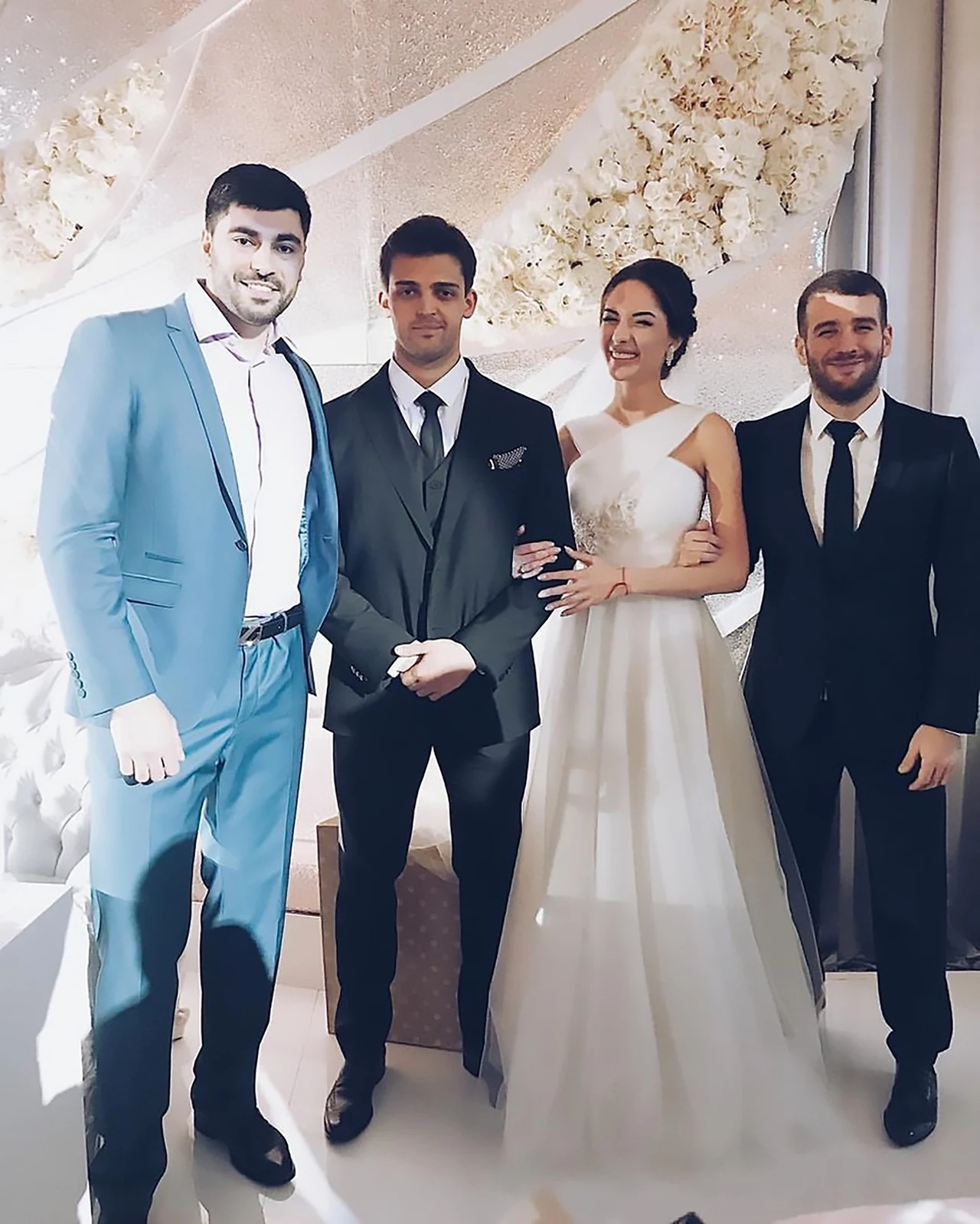 Panna młoda na w tym szczególnym dniu zdecydowała się na dwie suknie. Najpierw wystąpiła w tradycyjnym stroju, później przebrała się w wieczorową białą suknię.