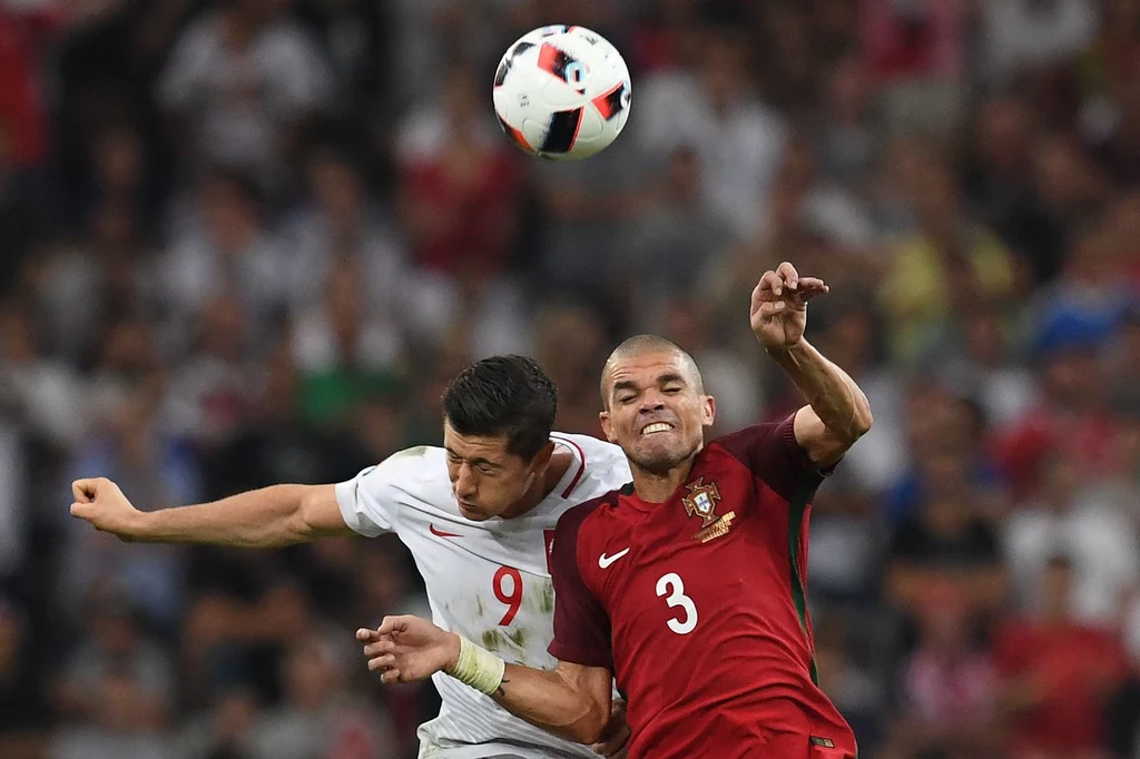 Robert Lewandowski i Pepe walczą o piłkę podczas Euro 2016