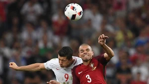 Robert Lewandowski i Pepe walczą o piłkę podczas Euro 2016