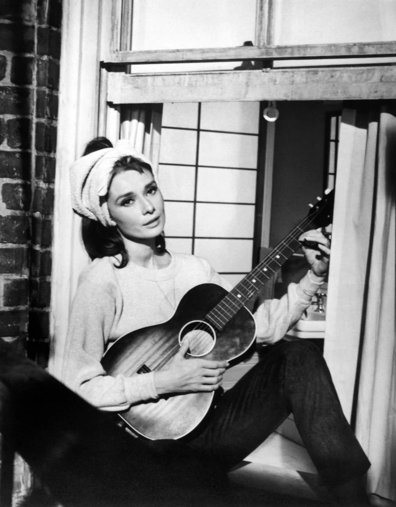 Audrey Hepburn wykonująca w filmie "Śniadanie u Tiffany'ego" utwór "Moon River"