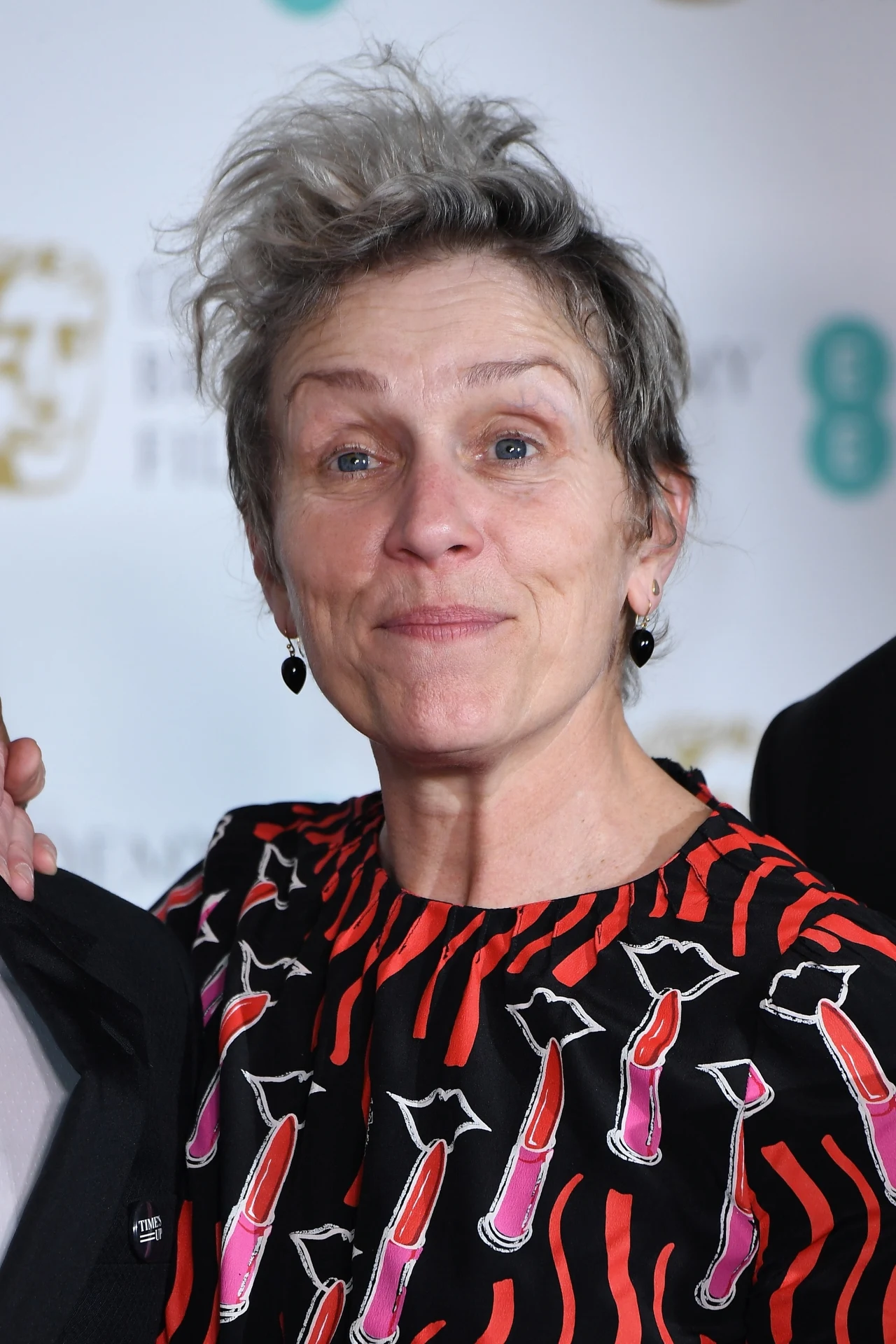 Frances McDormand - grająca główną rolę w filmie "Trzy billboardy za Ebbing, Missouri", została uhonorowana przez BAFTA tytułem najlepszej aktorki pierwszoplanowej. W filmie McDonagha aktorka wciela się w zdesperowaną matkę, która straciwszy córkę w wyniku morderstwa, wynajmuje trzy tablice reklamowe przy wjeździe do miasta Ebbing, by przyspieszyć śledztwo.