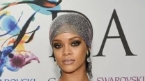 Rihanna to również kontrowersje i prowokacje. Barbadoska niejednokrotnie szokowała swoich fanów. Czasem poprzez ubranie, czasem za pomocą teledysków. Na Rihannę spłynęła fala krytyki po premierze jej klipu "Bitch Better Have My Money", który wzbudził wiele kontrowersji za sprawą drastycznych scen, które zawiera. 
Pamiętna była również jej prześwitująca kreacja (na zdjęciu) na gali CFDA Fashion Awards w 2014 roku. 