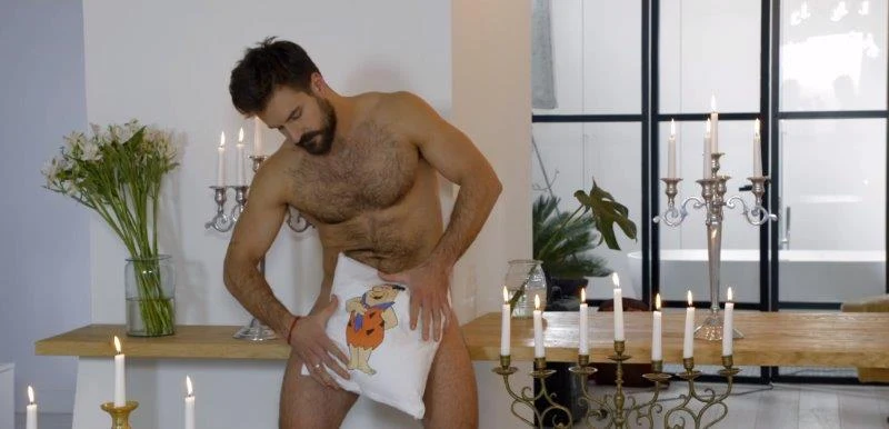 Piotr Stramowski w poprzednim wcieleniu - na zdjęciu w teledysku do piosenki "Masturbacja" (Screen: showmax.com) 