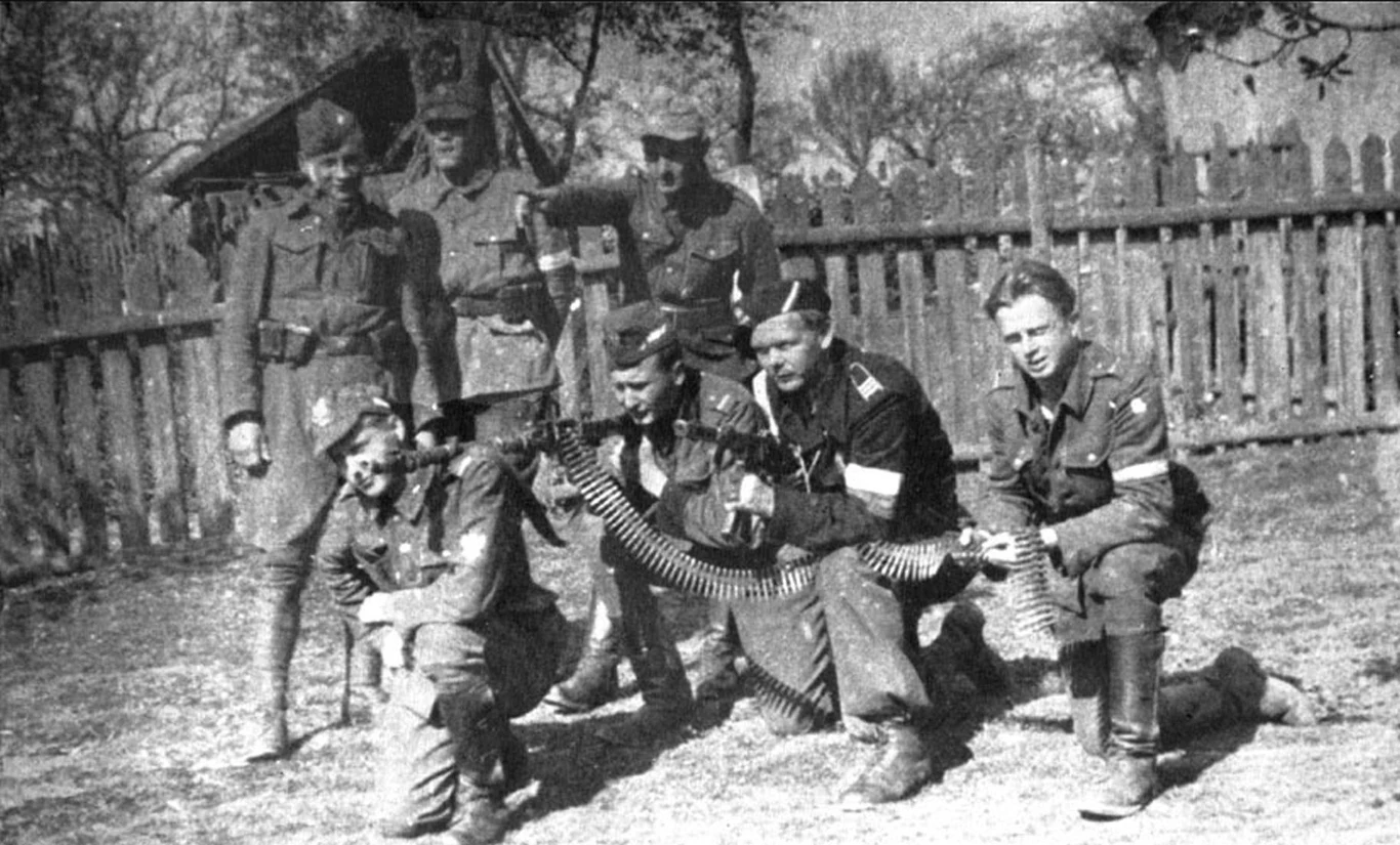 Żołnierze Brygady Świętokrzyskiej podczas szkolenia. W pewnym czasie Brygadę wyposażyli i uzbroili Niemcy Żołnierze Brygady Świętokrzyskiej podczas szkolenia. W pewnym czasie Brygadę wyposażyli i uzbroili Niemcy