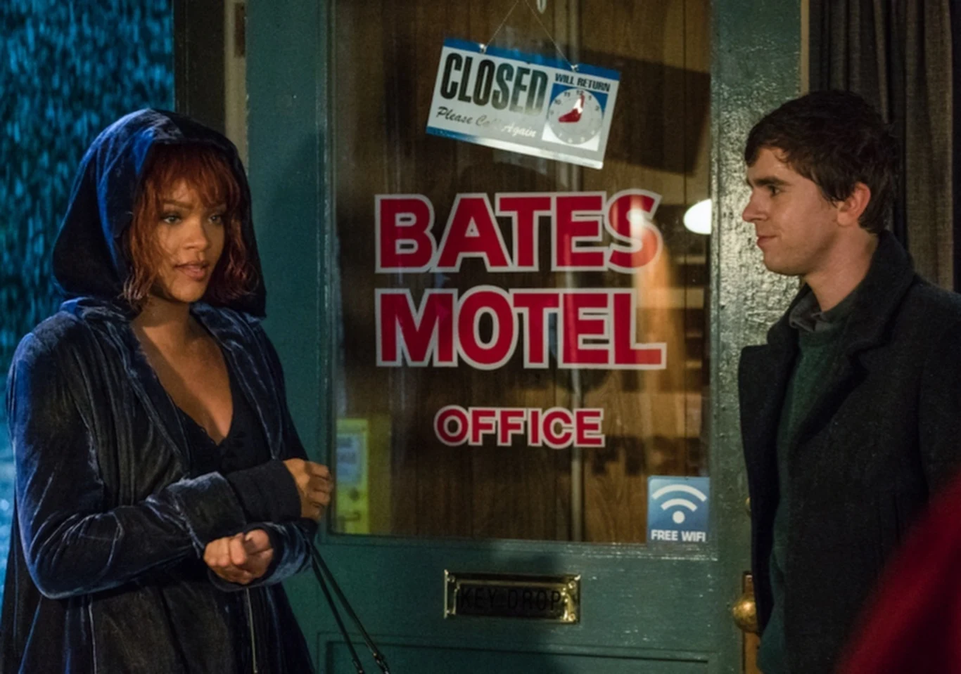 W 5. sezonie serialu "Bates Motel" Rihanna wcieliła się w postać doskonale znaną widzom "Psychozy" Hitchcocka. Marion Crane w niezapomnianej kreacji Janet Leigh to bohaterka słynnej sceny pod prysznicem - najbardziej znanego momentu filmu w reżyserii mistrza suspensu.

"Była przeurocza i ciężko pracowała na planie" - mówiła producentka Kerry Ehrin. "Odcinki, w których występuje, łączą świat 'Bates Motel' i 'Psychozy'. To pierwszy i jednym raz, kiedy wchodzimy w 'Psychozę'" - dodała.