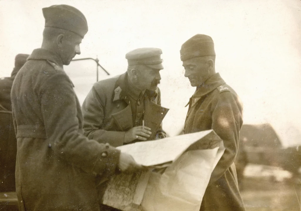  Wojna polsko-bolszewicka, pozycje czolowe pod Lipskiem, 24.09.1920. Marszalek Jozef Pilsudski w rozmowie z generalem Edwardem Rydzem-Smiglym, tylem stoi pplk Sniezynski lub plk Tadeusz Kutrzeba