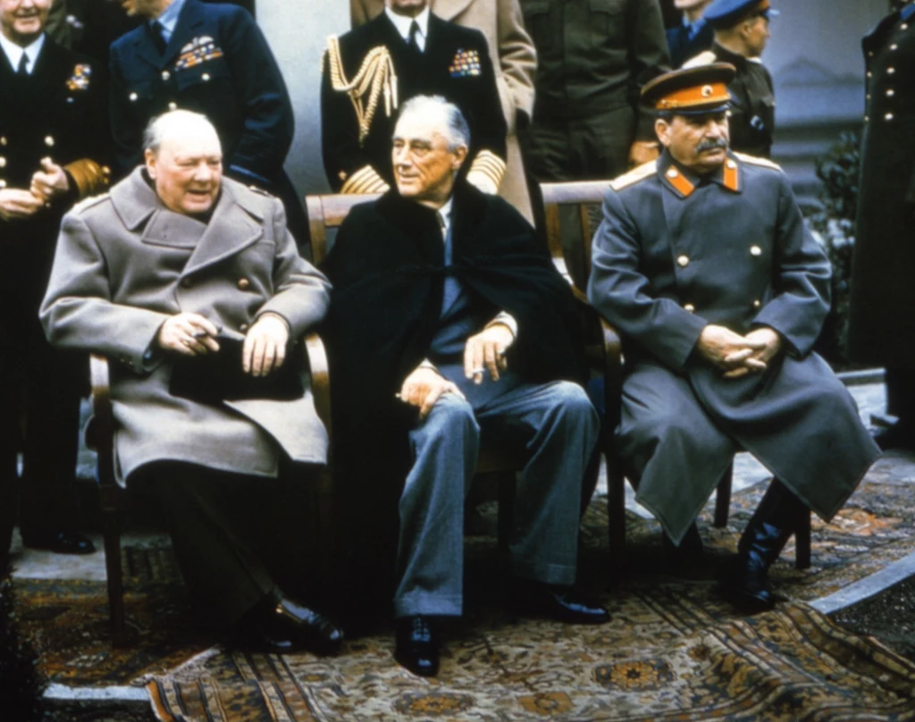 Rok 1945. Churchill, Roosevelt i Stalin sfotografowani podczas konferencji w Jałcie. Klamka zapada - Polska zostaje zdradzona po raz kolejny...