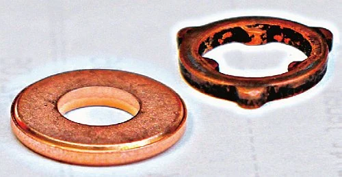 PODKŁADKI POD WTRYSKIWACZAMI: problem silnika 2.0 CD. Z lewej wersja starsza, z prawej – poprawiona.