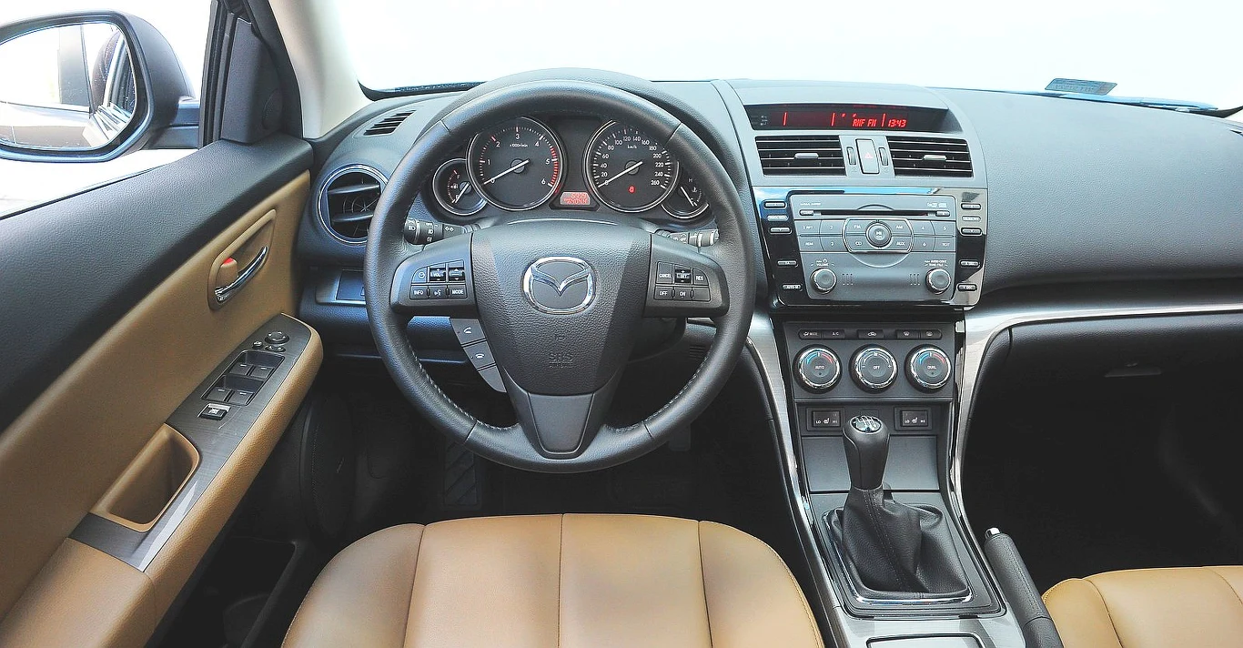 Wnętrze bogato wyposażonej wersji po lifcie – w ramach modernizacji zmieniono radio, kształt kierownicy i wyświetlacz centralny. Materiały bardzo dobre jak na auto japońskie – skrzypienie to rzadkość.